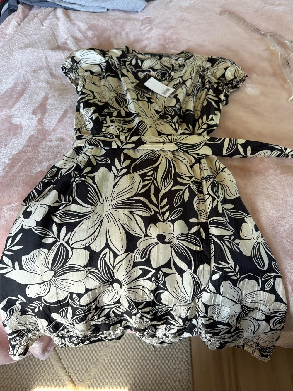 Banana Republic Black and Cream Floral Short-Sleeve Dress NWT Never Worn